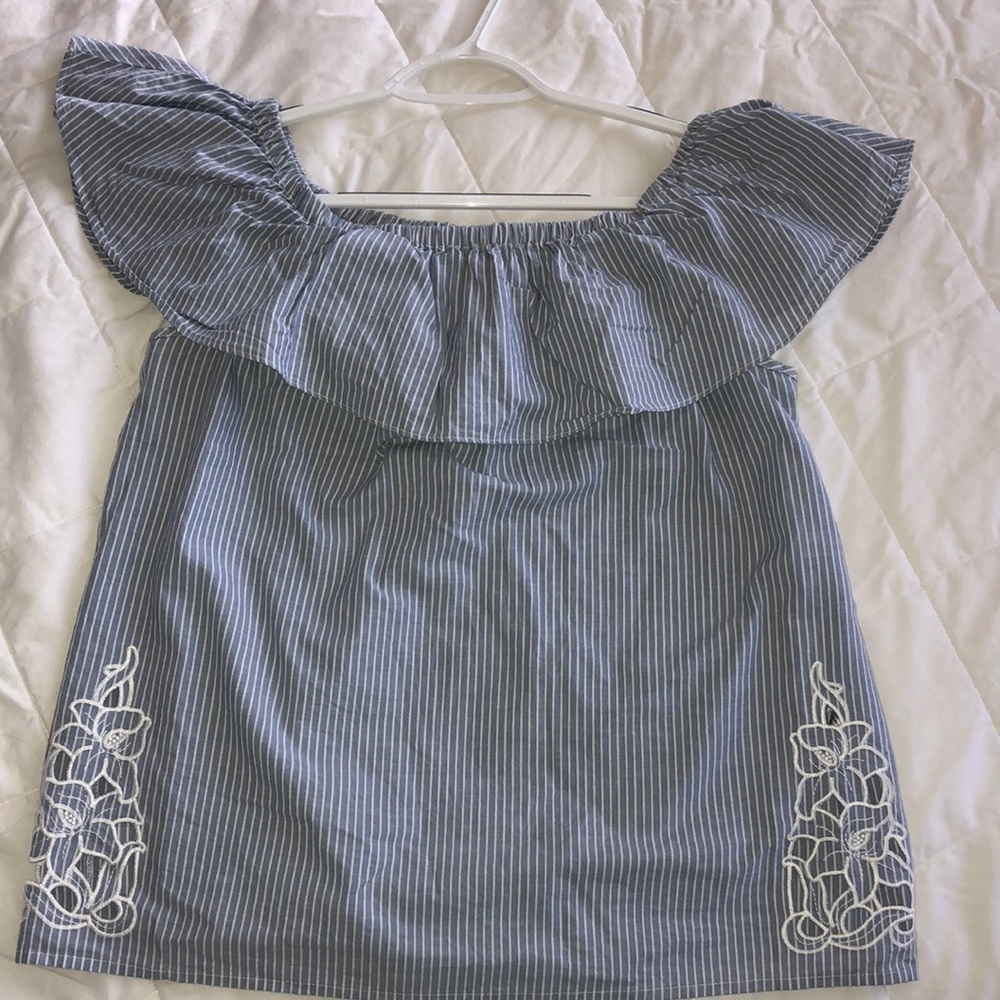 off the shoulder top 😏